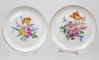 Auktion 368<br>2 kl. Wandteller, Meissen Schwertermarke, Blumenbemalung, 4 Schleifstriche, je D-17,5cm