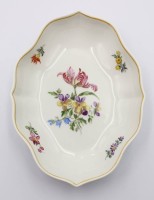 Auktion 368 / Los 8049 <br>ovale Schale, Meissen, Schwertermarke, florale Bemalung, 4 Schleifstriche, ca. H-3cm L-15,5cm