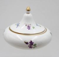Auktion 368 / Los 8050 <br>Deckeldose, Meissen, Schwertermarke, Blumenbemalung, 4 Schleifstriche, ca. H-10cm D-12cm