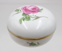 Auktion 368<br>runde Deckeldose, Meissen, Schwertermarke, rote Rose, 3 Schleifstriche, ca. H-5cm D-7,8cm, min. Chip