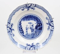 Auktion 368<br>Zierteller, Meissen, Schwertermarke, Chinoaserien, 3 Schleifstriche, ca. H-5,2cm D-26cm