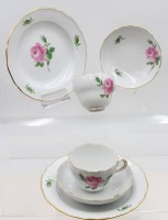 Auktion 368<br>2x komplette Gedecke, Meissen, rote Rose, je 2 Schleifstriche, 1x kl. Klebestelle, ca. H-6,5cm