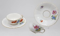 Auktion 368<br>2x Mokkatassen mit U.T.,  Meissen Schwertermarke, floral Bemalungen, je 2 Schleifstriche, ca. H-4cm