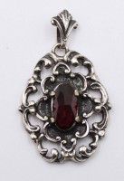 Auktion 368<br>835er Silber-Anh&auml;nger, roter Stein, 6,4gr., L-4cm