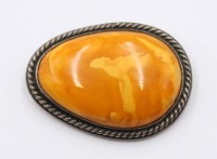 Auktion 368<br>Bernsteinbrosche mit 925er Silberfassung, 18,2gr., 4,5 x 3cm