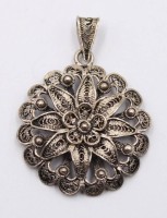 Auktion 368<br>filigran gearbeiteter Blumen-Anh&auml;nger, Silber getestet, L-ca. 4 cm, 5,5 gr.