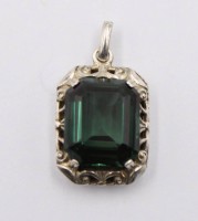 Auktion 368<br>Anh&auml;nger mit einem Turmalin ? , Silber getestet, L- 2,5cm 3 gr.