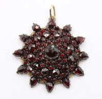 Auktion 368<br>Sternf&ouml;rmiger Anh&auml;nger, Granat, Metall?, D- 3,5cm,  7 gr.
