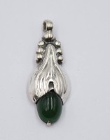 Auktion 368<br>Art Deco Anh&auml;nger mit einem gr&uuml;nen Stein, wohl D&auml;nemark, in der Art von G.Jensen, Silber getestet, L- 3,5 cm, 3 gr.