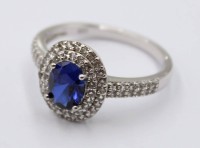 Auktion 368<br>Cocktailring aus 925er Silber mit einem dunklen blauen Stein, 3,4 gr.,  RG 60