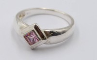 Auktion 368<br>925er Silberring mit einem pinken Stein, 3 gr., RG 55