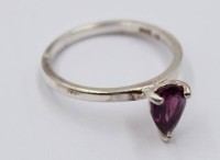 Auktion 368<br>925er Silberring mit einem violetten Stein, 2 gr. RG 50