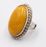 Auktion 368<br>Gro&szlig;er Silberring mit einem gelben Bernstein, Silber getestet, 14 gr. RG 53