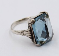 Auktion 368<br>835erSilber-Ring, wohl 30/40er Jahre, facett. hellblauer Stein, Schine gebrochen, ca. 5,3gr., RG 56,,