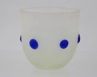 Auktion 368 / Los 10013 <br>Kunstglas-Becher, signiert "CCCA 1987", ca. H-9cm