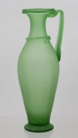 Auktion 368 / Los 10014 <br>gr&uuml;ne Henkelvase, signiert "RGM  1985", ca. H-26,5cm