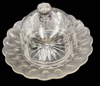Auktion 368 / Los 10017 <br>Butter- bzw. K&auml;seglocke,  Deckel mit floralen Schliff,  H-12 cm, D-21 cm, Teller mit Chip