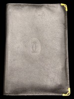 Auktion 368 / Los 13003 <br>Reise-Brief-Tasche von Cartier, Kalbsleder, vorne Doppel CC-Marke, innen in gold beschriftet und Cartier-Paris gemarkt,  Metallecken mit Gold-Finish, 20x14 cm, neuwertig