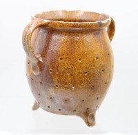 Auktion 368<br>antiker Siebtopf, wohl Frankreich, div. Abplatzer und Altrisse, ca. H-22cm