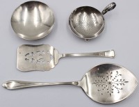 Auktion 368 / Los 11010 <br>4 Teile versilbertes, 2x Heber, Teesieb und kl. Schale, ca. L-23,5cm