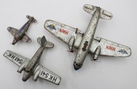 Auktion 368<br>3x div. Blech-Flugzeugmodelle, stark bespielter Erhaltungen, Gr&ouml;&szlig;tes ca. 18,5 x 24,5cm