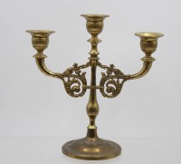 Auktion 368 / Los 15036 <br>3flammiger Leuchter, Messing, neuzeitl. , ca. H-21,5cm B-21,5cm