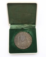 Auktion 368<br>Bronze-Medaille anl&auml;sslich des 300-j&auml;hrigen Jubil&auml;ums der Gr&uuml;ndung der Glas- und Spiegelmanufaktur Saint-Gobain, ca. D-5,4cm