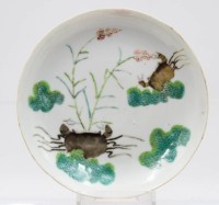 Auktion 368 / Los 15508 <br>China-Teller, 109. Jhd., Krabbenbemalung, Rand mit 4 Chips,  ca. H-2,6cm D-14,5cm