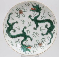 Auktion 368 / Los 15510 <br>Teller, China, 2 gr&uuml;ne Drachen, verso gemarkt, Rand mit Chip, ca. D-18cm