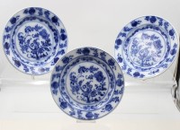 Auktion 368 / Los 9016 <br>3x  alte Teller, Zwiebelmuster, 19, Jhd., 1x bestossen, ca. D-23cm