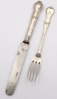 Auktion 368 / Los 11016 <br>Gabel und Messer, &auml;lter, 750er Silber, bei Messer nur Griff, ohne Messer ca. 41,4gr., Gabel mit Ziermonogramm, Alters-u. Gebrauchsspuren, ca. L-21,5cm