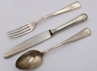 Auktion 368<br>Messer, Gabel und L&ouml;ffel, 800er Silber, Messer nur Griff, Gabel gebrochen, ohne Messer ca. 83,4gr.,, ca. L-20,5cm, Namensgravur "Leopold" und datiert 1919