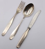 Auktion 368<br>Gabel, Messer und Essl&ouml;ffel, 800er Silber, bei Messer nur Griff, 2x Ziermonogramm, verso datiert 1960, ohne Messer ca. 144,9gr., ca. L-22,5cm