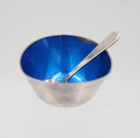 Auktion 368 / Los 11024 <br>Saliere mit kl. L&ouml;ffel, Silber, innen blaue Emaille diese besch&auml;digt, Silber, wohl D&auml;nemark, 31,4gr., H-2,5cm D-5cm