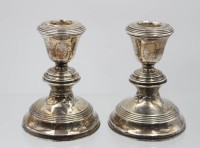 Auktion 368 / Los 11025 <br>Paar Leuchter, Sterling, England, gef&uuml;llter Stand, starke Druckstellen, ca. H-12,5cm