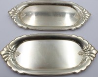 Auktion 368 / Los 11026 <br>2x kl. Tabletts, WMF Straussenmarke, &auml;lter, 26 x 12cm