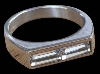 Auktion 368<br>Edelstahl-Ring, undeutliche Marke, RG 56, 2 klare Steine