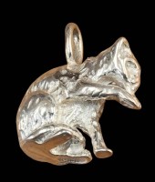 Auktion 368<br>Anh&auml;nger, sich putzende Katze, massiv Silber-925-, H-ca. 1,6 cm, 8,4 gr., Handarbeit