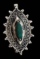 Auktion 368<br>gr. Silber-Anh&auml;nger (gepr&uuml;ft) mit T&uuml;rkis, wohl Indien, H-5,2 cm, B-3 cm, 20,6 gr.