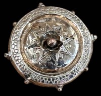 Auktion 368<br>Biedermeier Schaumgold Brosche, mittig mit Bruchstellen, D.-2,5cm, Altersspuren