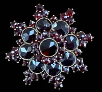 Auktion 368<br>Sternbrosche, Granat mit Normgold-250-, Norm gemarkt, D-3,3 cm, 13 gr