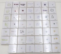 Auktion 368<br>gr. Konvolut div. Schmucksteine in 48 Boxen, u.a. Saphire, Granat, Aquamarin etc.