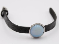 Auktion 368<br>Lederarmband, lt. Einlieferer weisser Opal, ca. L-22,5cm