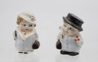 Auktion 368<br>Paar Vintage-Salz- und Pfefferstreuer aus Porzellan, gemarkt, ca. H-9cm