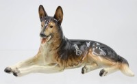 Auktion 368<br>liegender Sch&auml;ferhund, Cortendorf, Unterglasurfarben, ca. H- 13,3cm L-25cm