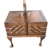 Auktion 368<br>kl. N&auml;hkasten auf Rollen, H-44 cm mit Griff, L-34 cm