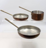 Auktion 368<br>2x Kupferpfannen sowie ein Topf, 2x gemarkt Portugal, ca. Pfanne D-26 u. 21cm, Topf H-9cm D-16,5cm