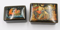 Auktion 368<br>2x div. russ. Lackdosen mit M&auml;rchenmotiven, je signiert, ca. H-3,5cm, L-7,5 u. 6,5cm