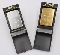 Auktion 368<br>2x Zippo-Feuerzeuge, je mit Gravuren, ca. H-5cm