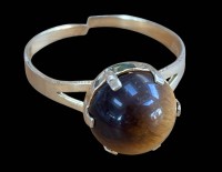 Auktion 368<br>835er Silberring mit Tigerauge, vergoldet, Schiene offen, RW 67, 3,4 g.